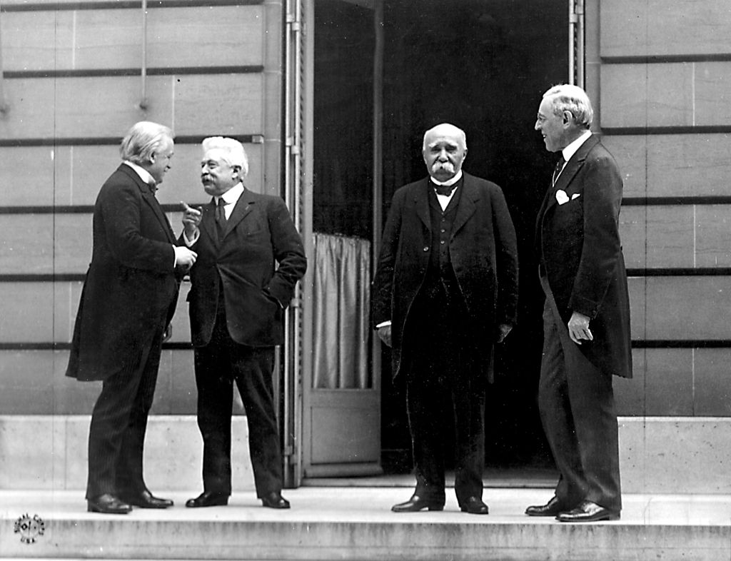 David Lloyd George, Vittorio Orlando, Georges Clémenceau et Woodrow Wilson lors de la Conférence de la paix de Paris (1919).